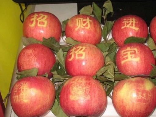 最"套路"的水果,用模具控制果实的生长,好看但是却味道不好