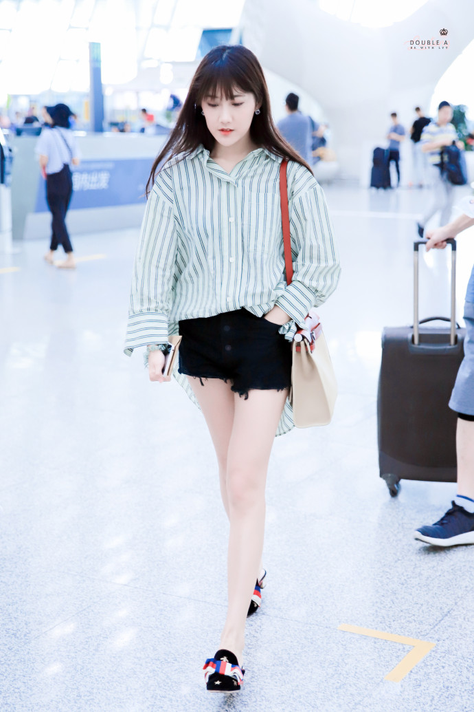 李艺彤穿条纹衬衫搭配黑色牛仔短裤现身机场,腿又白又细十分吸睛