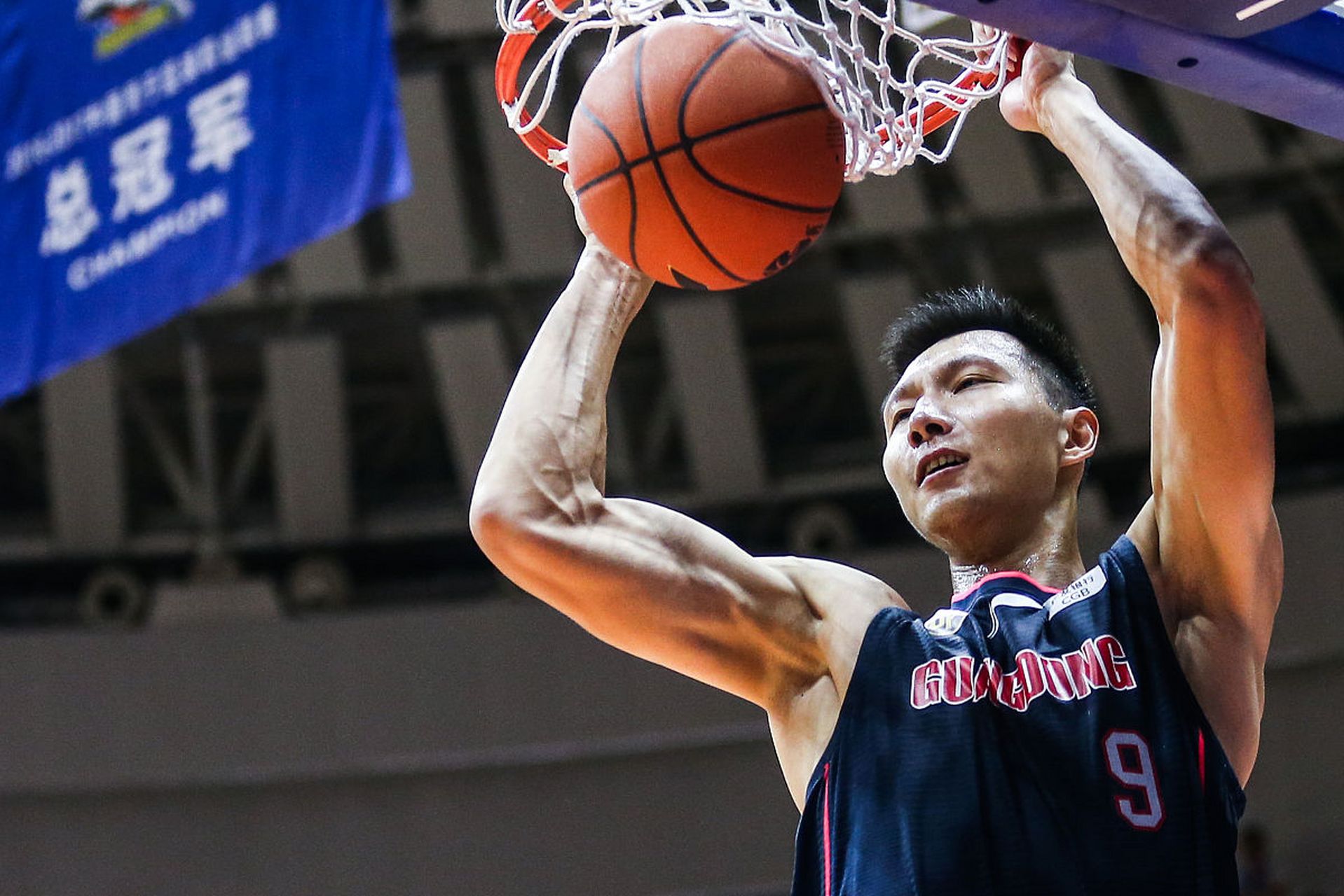 易建联,一个时代的终结者,广东宏远俱乐部的传奇人物,cba球迷热爱的