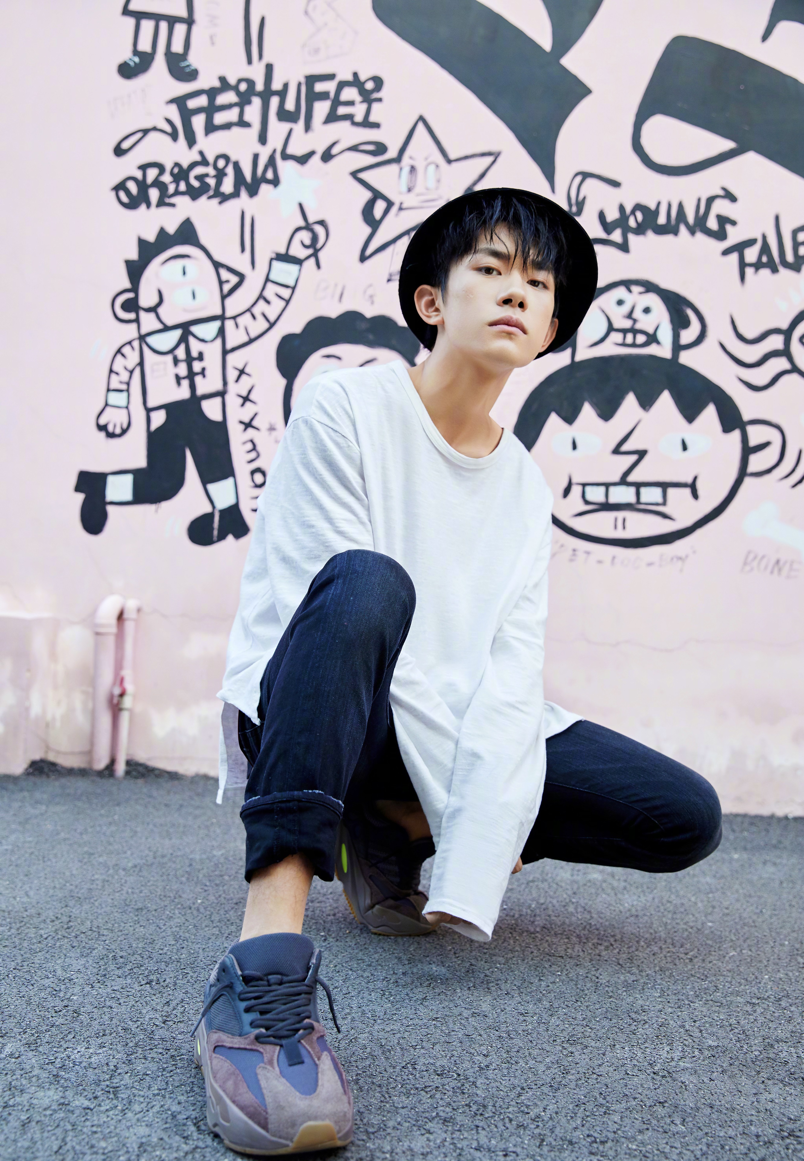 易烊千玺参加《快本》,棕色外套搭配紧身裤帅气极了,私服更好看