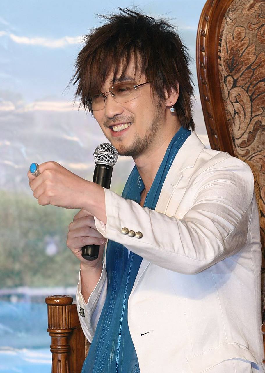 周传雄终于体会到伍佰的快乐了,几年前,他还在人生低谷到处商演,那时