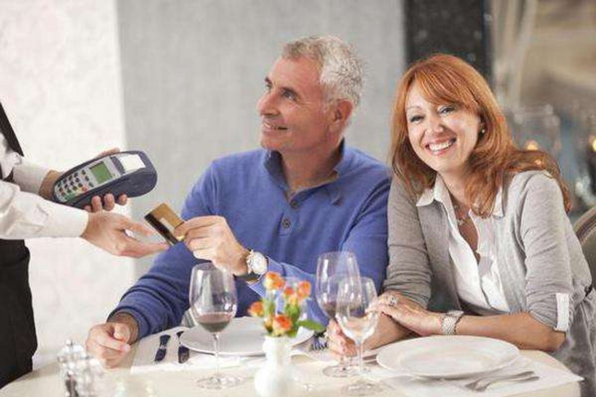 灯红酒绿的酒吧里,我一个人喝闷酒,突然有一个美女过来对我说:"帅哥