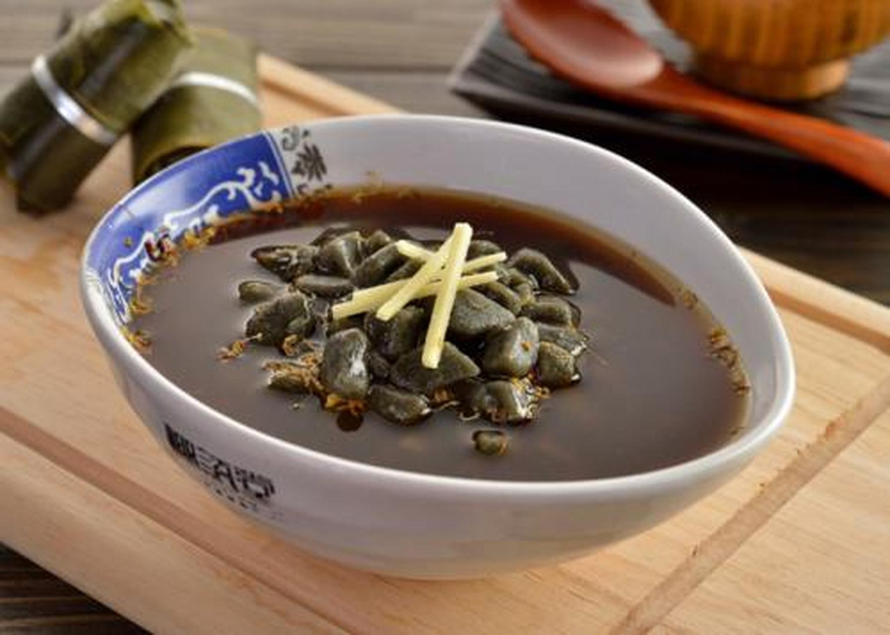 北石带你畅游三亚#【那迷人的"姿态"】"鸡屎藤粑仔"候锅中水烧开后