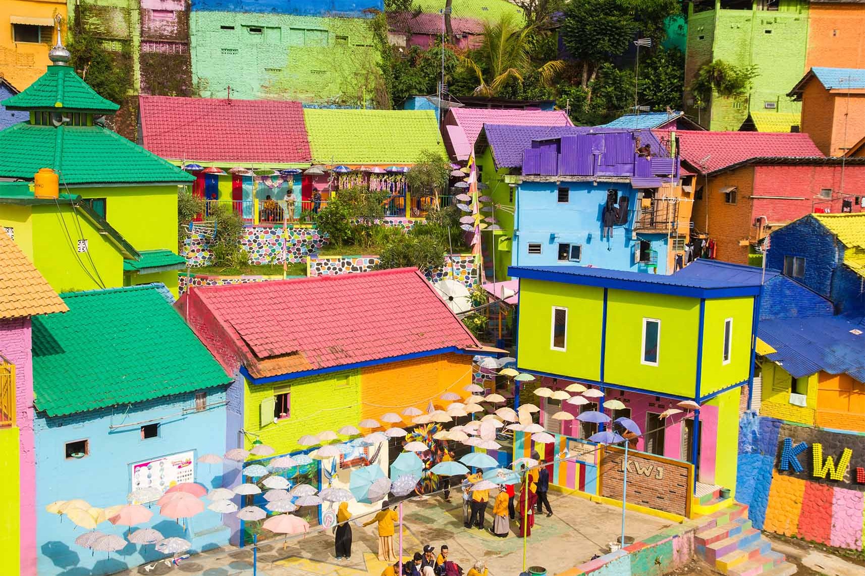 印尼彩虹村,贫民窟变身网红景点,所花费用低到你想不到