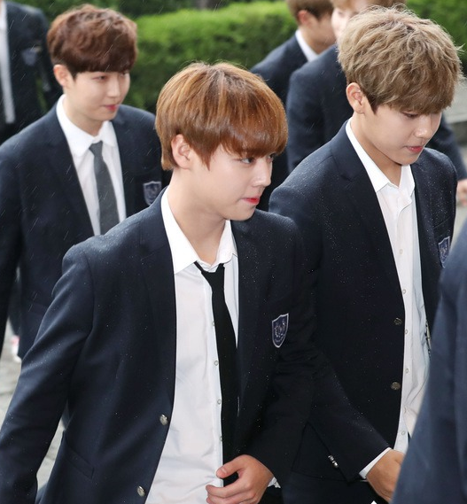 韩国男团wanna one朴志训朴佑镇打闹 粉丝质疑太过分!