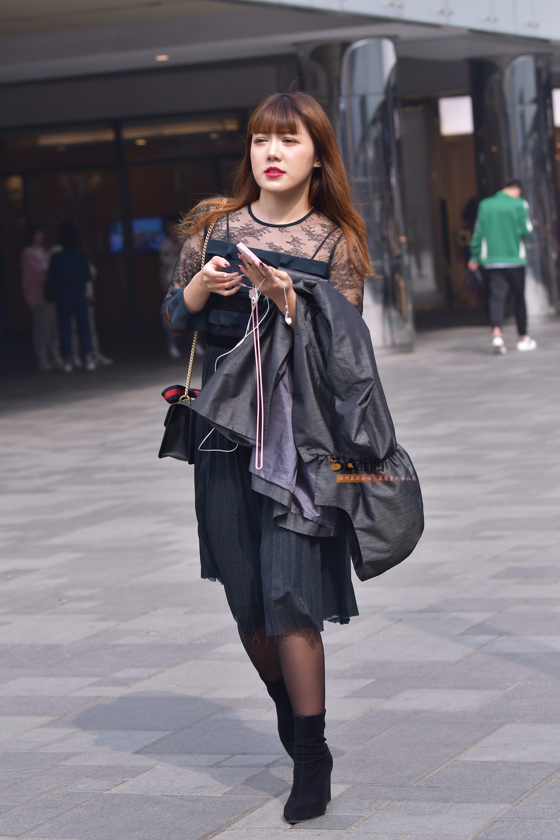 街拍:性感少妇身穿露背连衣裙,长发飘飘,尽显凹凸有致好身材!