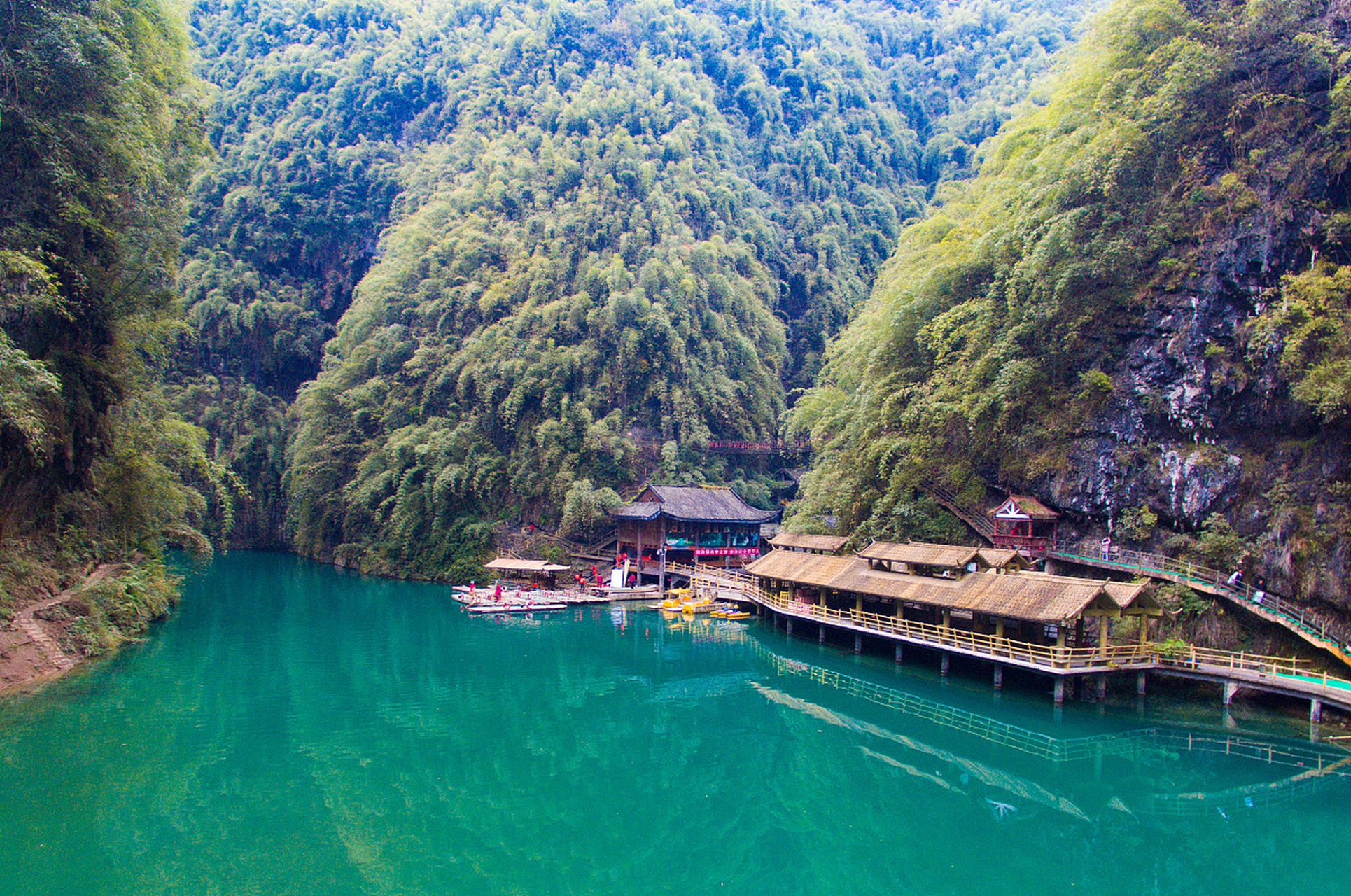 这条河流源自贵州省务川县分水乡,穿越贵州与重庆交界,最终汇入乌江.