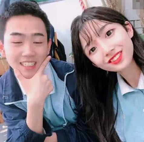 女装大佬艾比,初中毕业照曝光,没想到却被美女老师成功抢镜