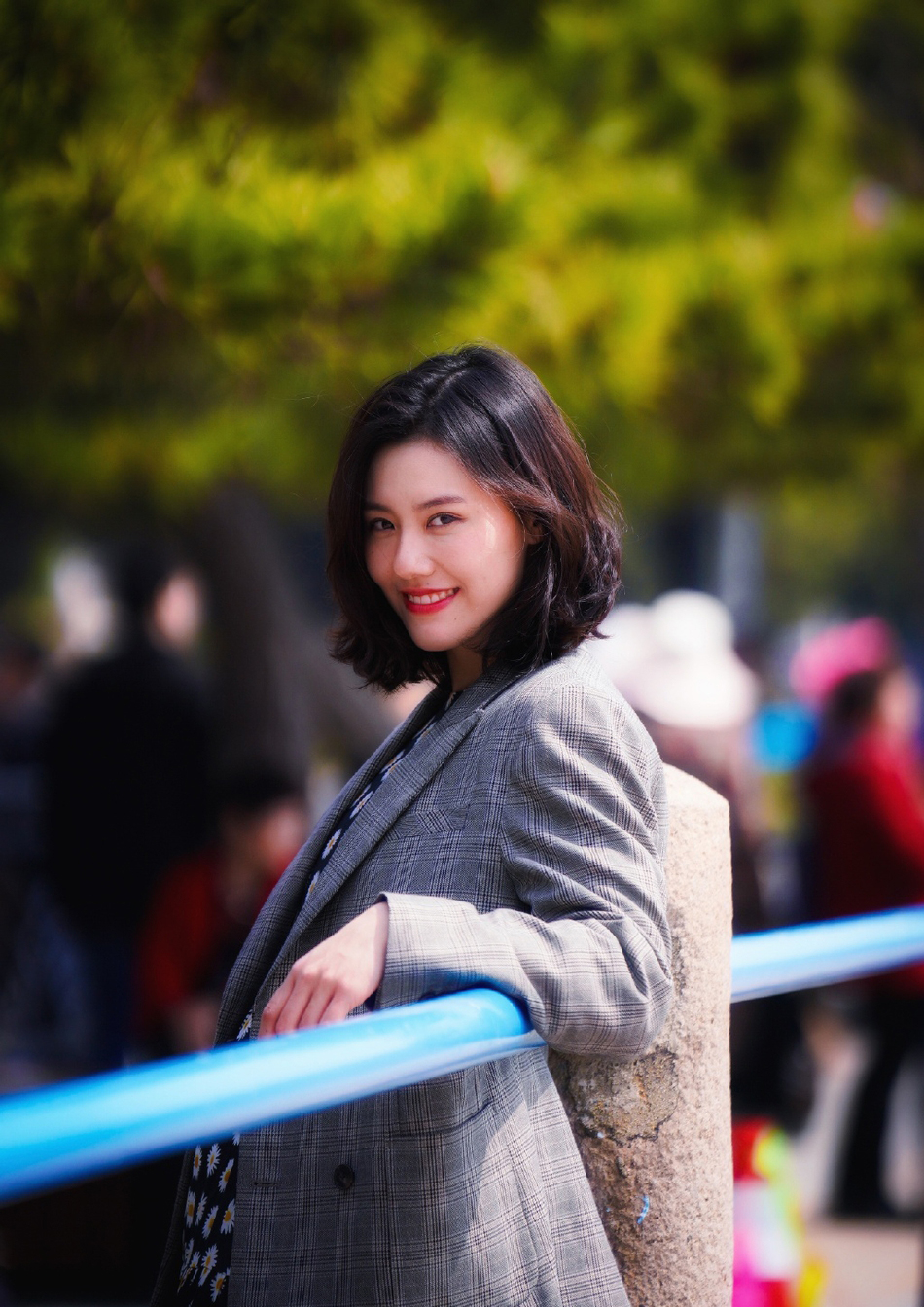 游泳女神刘湘晒美照,沐浴着阳光 碎花连衣裙,她美得不像话