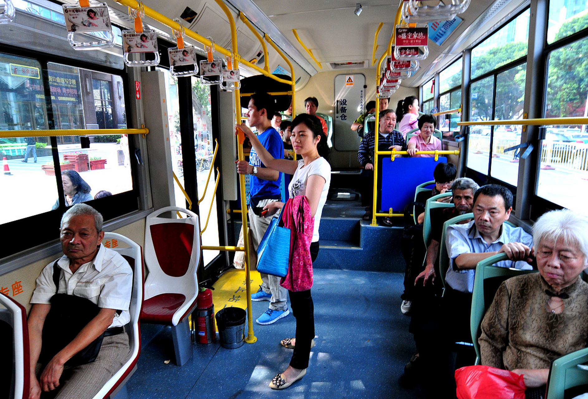 清晨,我乘坐公交车时,发生了一件事.