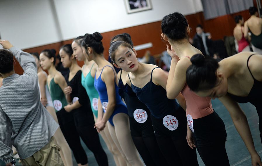 山东济南舞蹈专业艺考现场,美女考生秀功力展现风姿