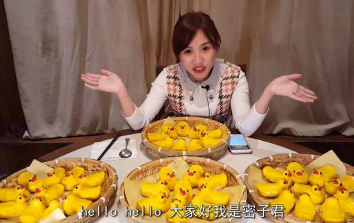 "盛名在外"的大胃王们,朵一7分钟吃15桶火鸡面,比男人还能吃