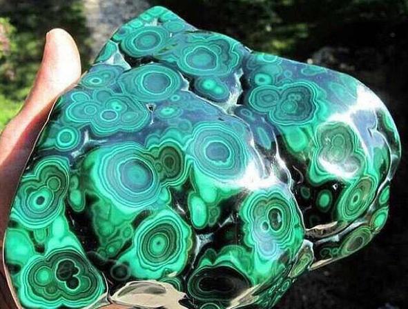 这些孔雀石是假的!你看得出来吗?