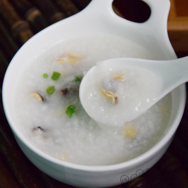 淡菜排骨粥,香氣撲鼻,很濃滑好喝,早餐來一碗很養胃