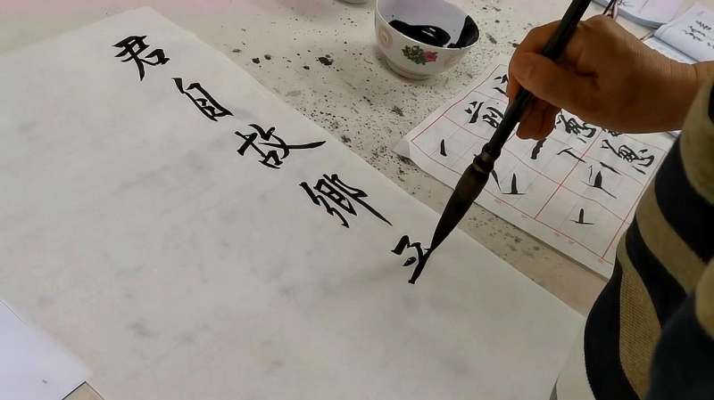 真正的书法名家,书写“君自故乡来 ”,这行书豪气十足,佩服,文化历史,文化艺术,好看视频