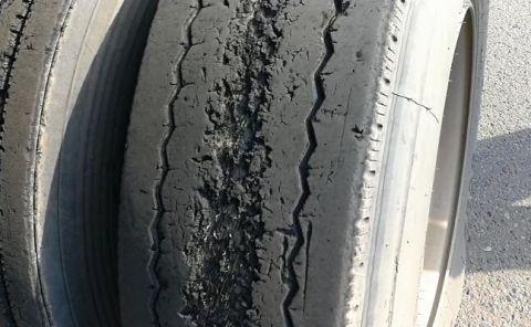 壹现场|轮胎都磨平了还超载?俩大货车当场被扣