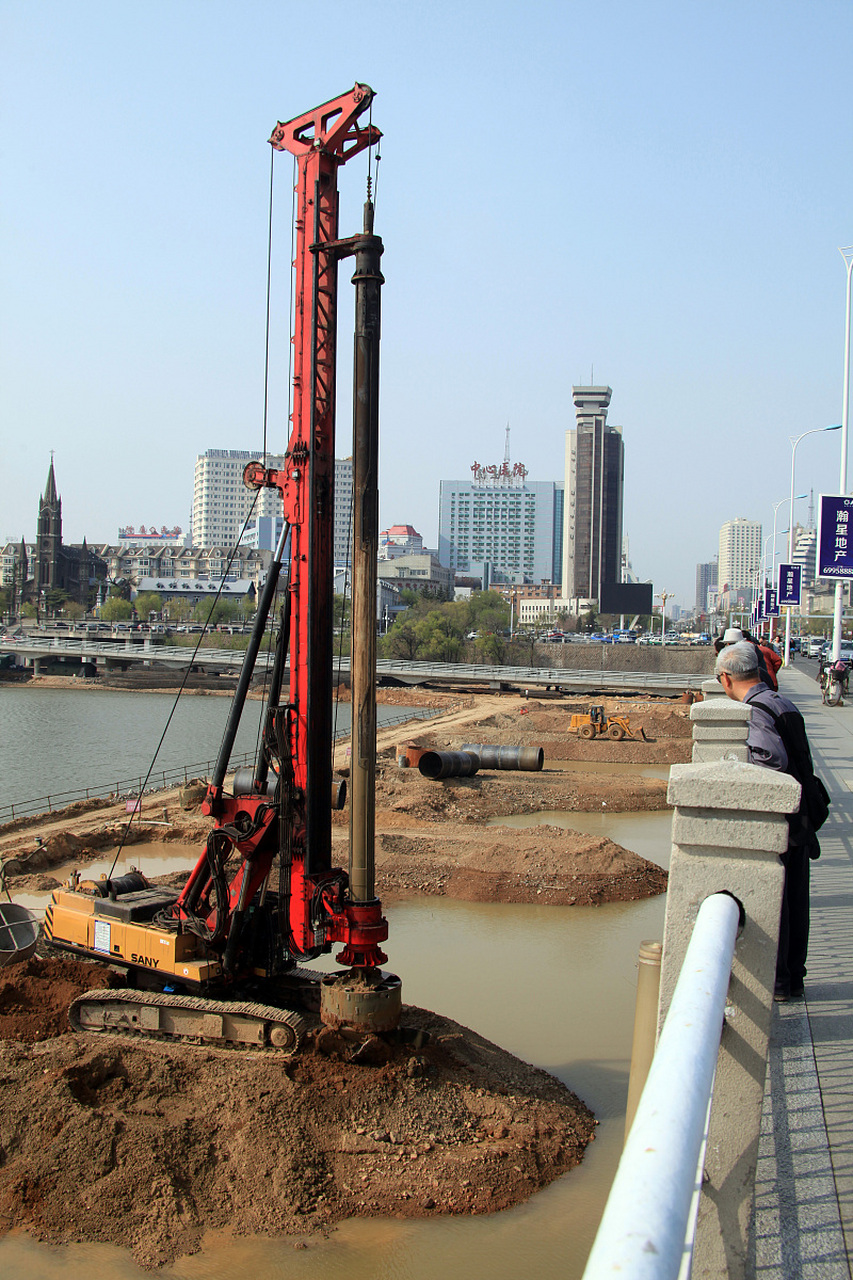 旋喷桩以水泥土浆为材料,常用于基础加固.
