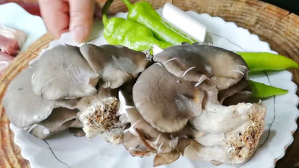 “尖椒炒平菇”的家常做法,学会2个技巧,做什么蘑菇都好吃