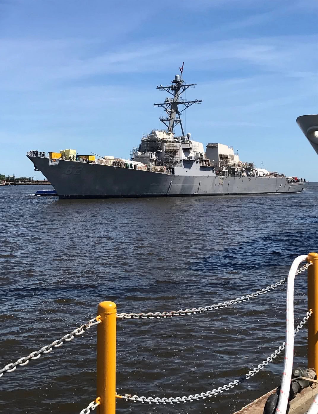 美军被撞的菲茨杰拉德号驱逐舰"出院"了 事故惨状还记忆犹新