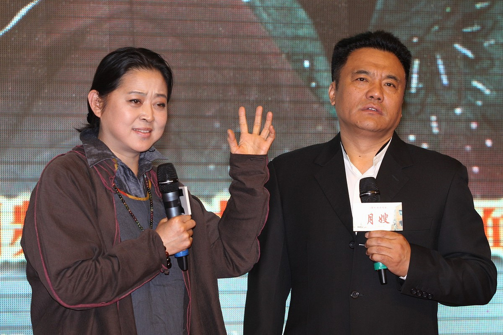 9月11日,网友们晒出陈小艺的老公刘惠宁骨瘦如柴的照片,模样变化太大