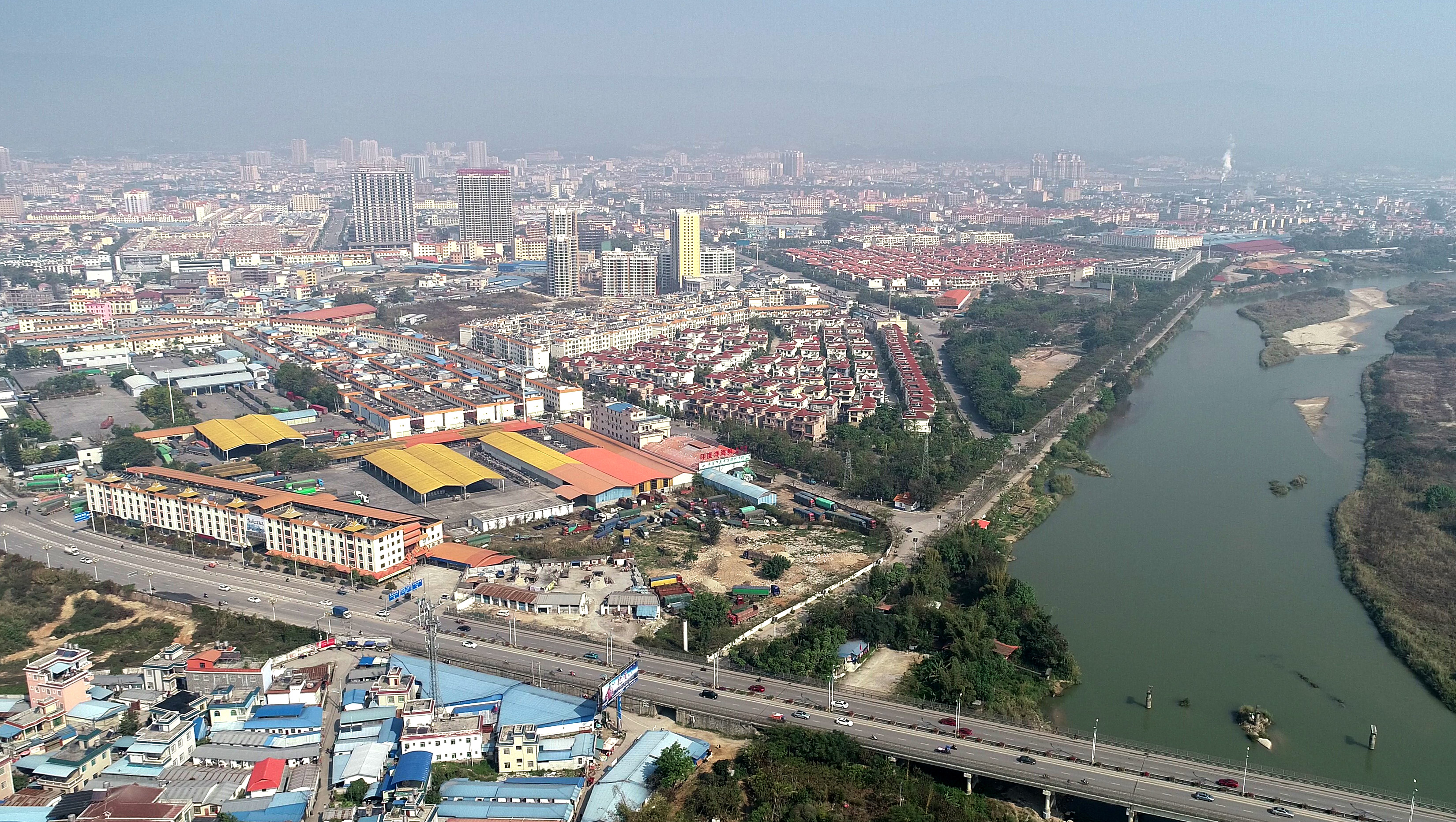 云南瑞丽日通关过境人数超过4.9万人次