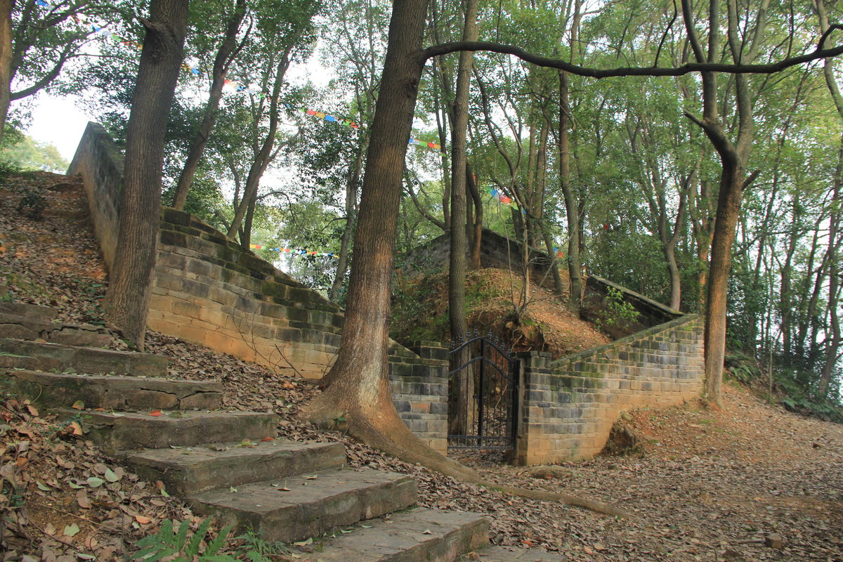 长沙一处古陵墓,相比其他陵墓,显得有点"萧条"