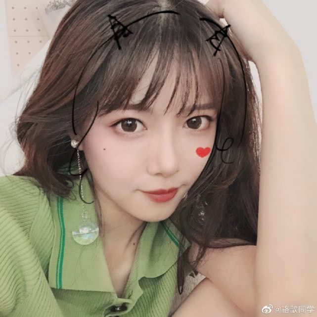 lpl解说记得女友骆歆晒夏日可爱照,看到图七,粉丝们都馋哭了