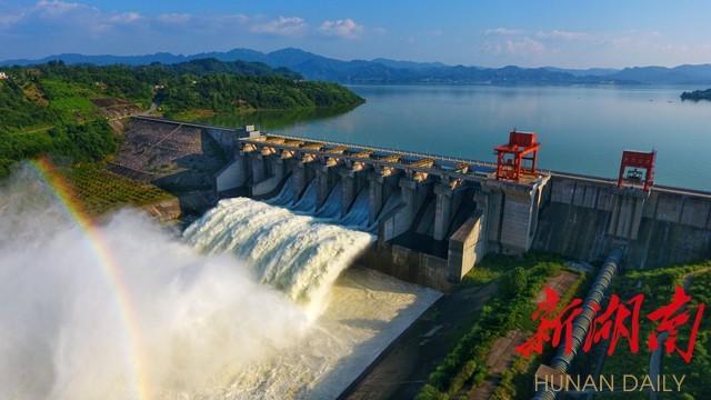洪江市:托口水电站开闸泄洪腾库