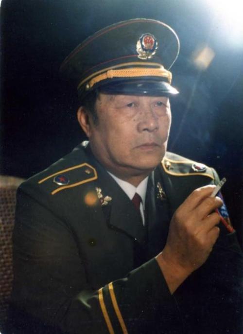 端木宏峪,1927年1月26日出生在江苏苏州一个贫困家庭中,1946年