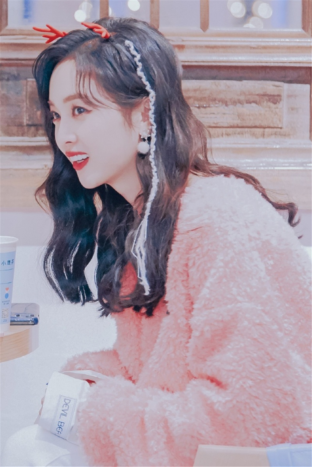 吴宣仪一袭粉色服饰,甜系少女活力上线