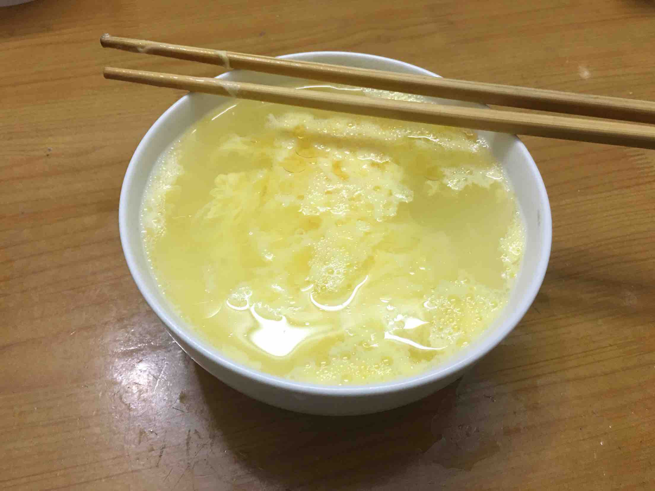 每早1碗"白水冲蛋",加3滴小磨香油,身体悄悄发生这2个变化