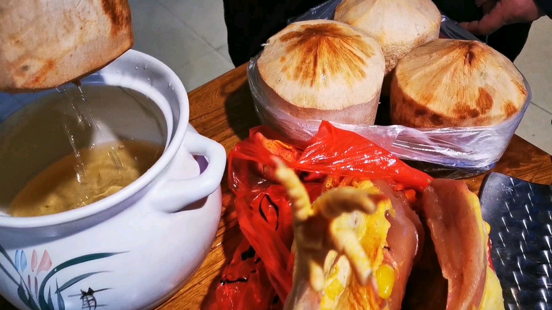 海南名菜:椰子鸡!不放任何佐料;三年土鸡用椰子水小火慢炖