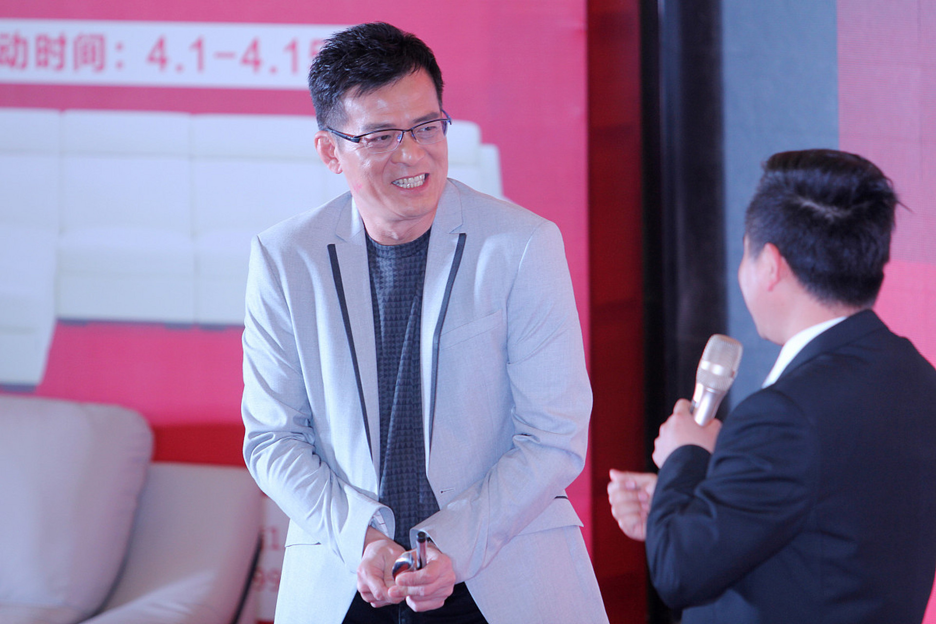 黄日华的英雄形象最近大打折扣  近日,黄日华上了热搜,具体原因就是