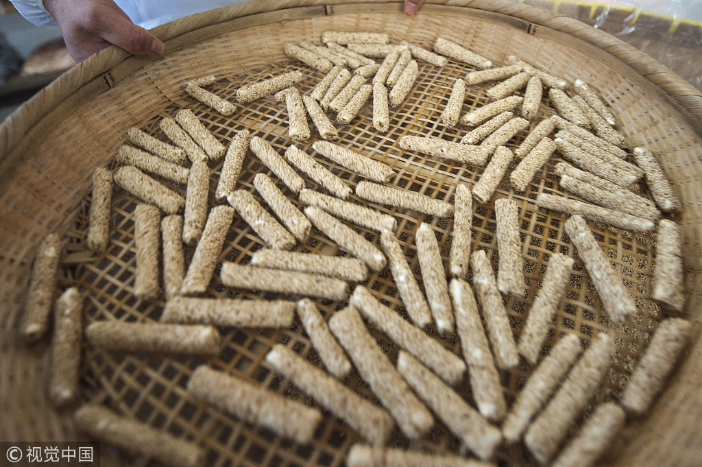 实拍浙江宁波葱管糖生产流程  手工制作供不应求