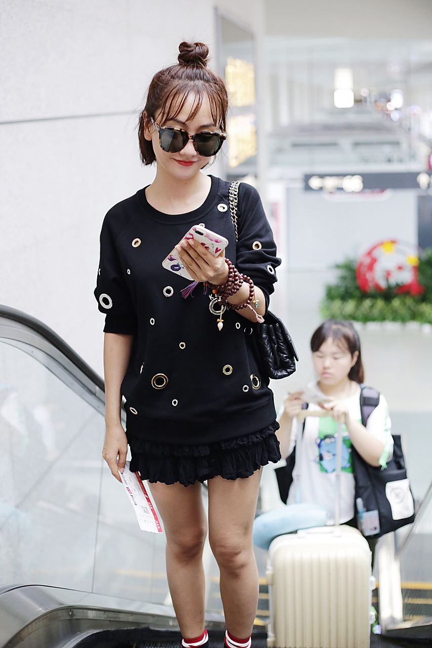 杨蓉|性感写真长图  杨蓉长相甜美,五官玲珑精致,皮肤白皙细腻,整体