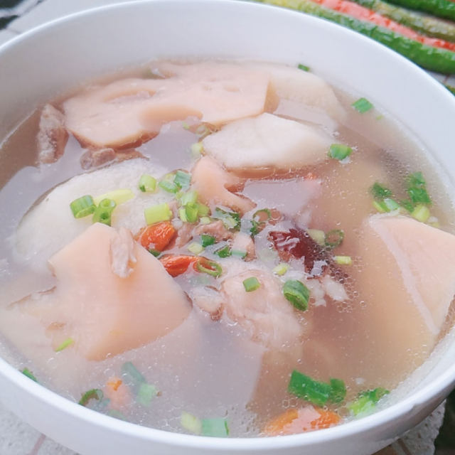 莲藕淮山筒骨汤,汤色清亮,味道清甜,喝上一碗都不够