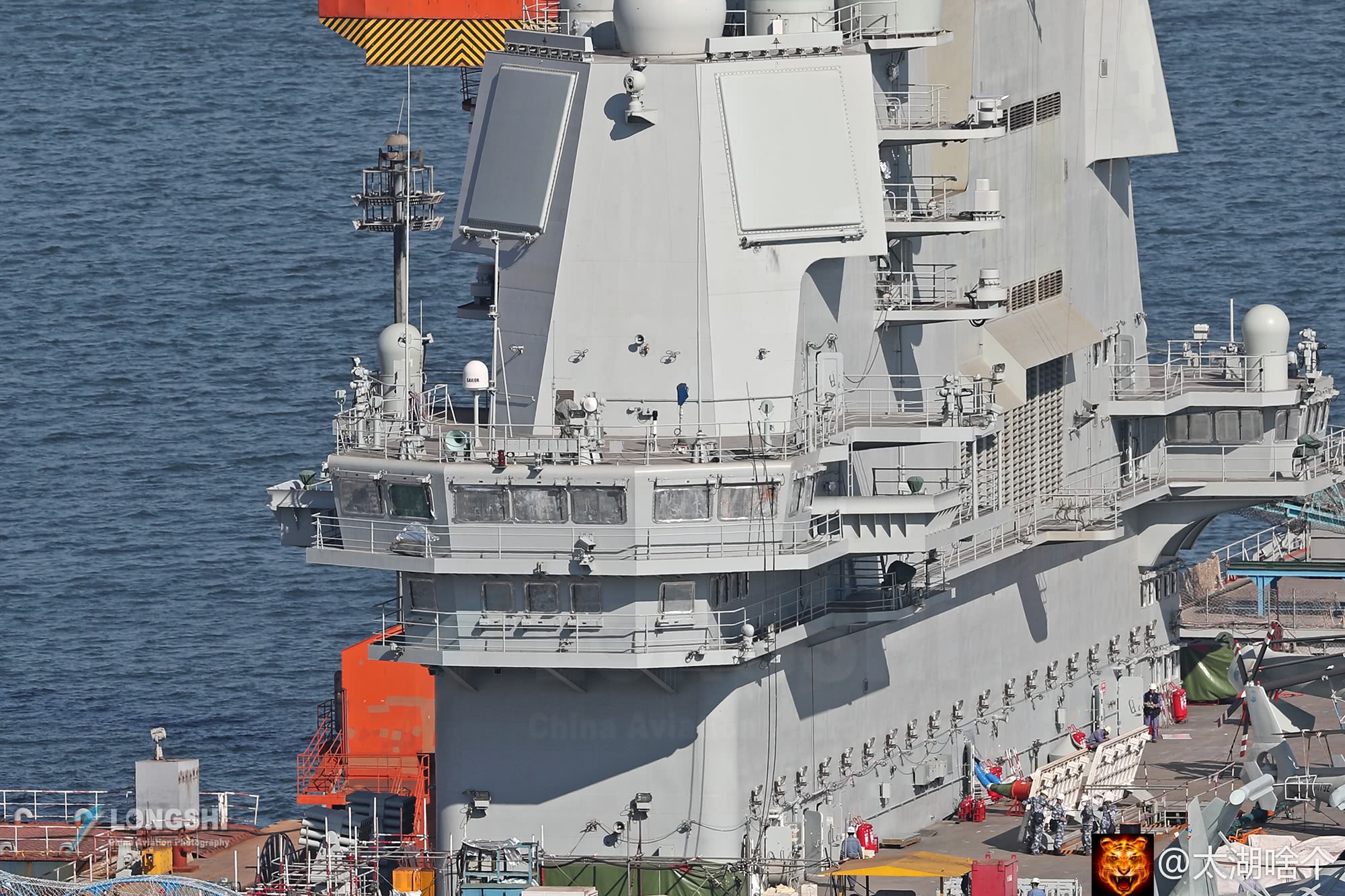 国产航母的舰岛上经过修形后是不是好看非常多了.