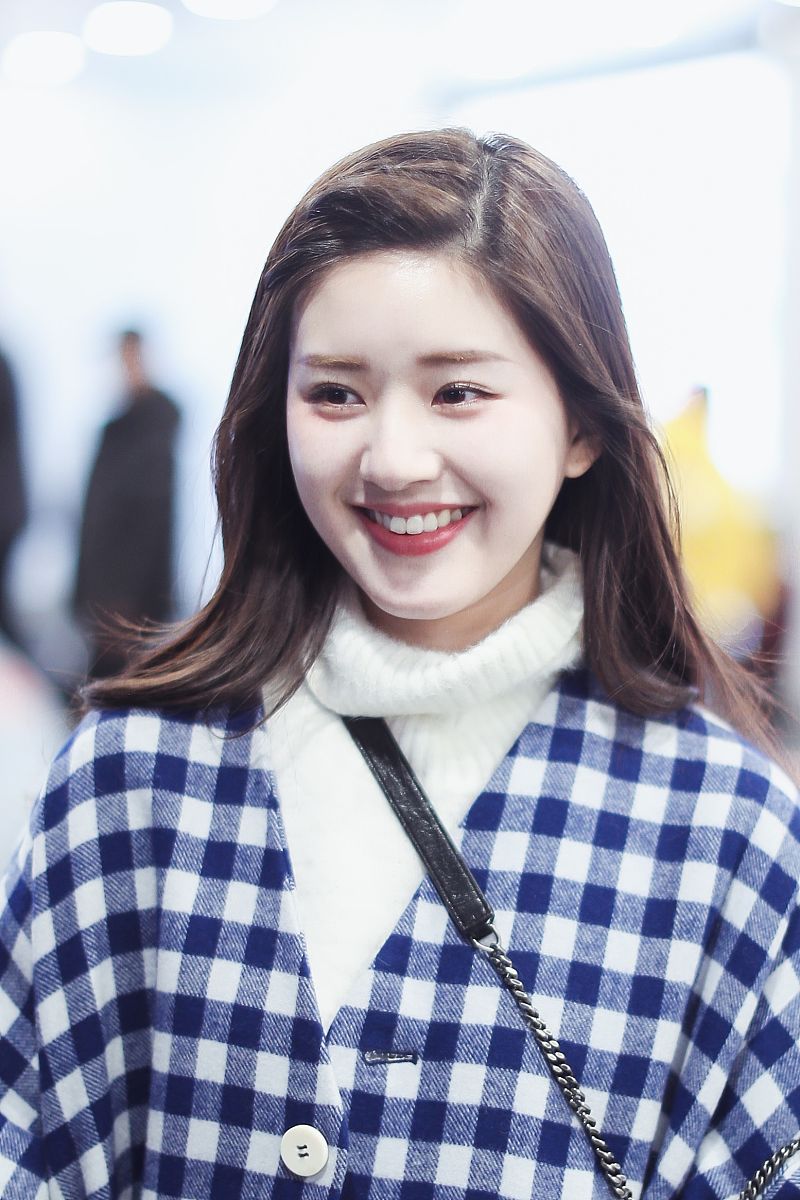 "初恋脸"赵露思街拍,穿蓝色格子大衣微笑比爱心