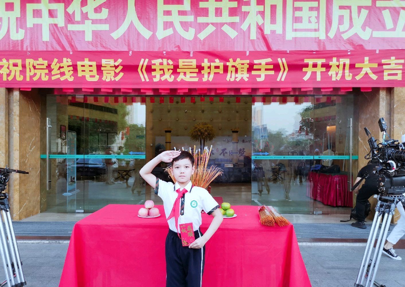 孙俪儿子韩远琪参加升国旗,庄严肃穆!