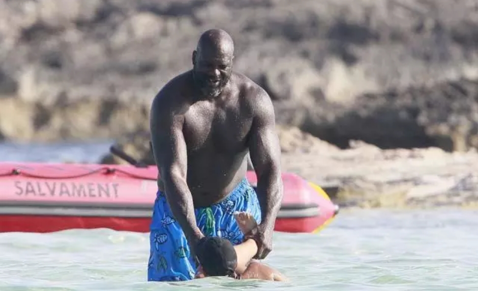 47岁奥尼尔再交新女友,海边嬉戏被拍,网友:抗压能力强!