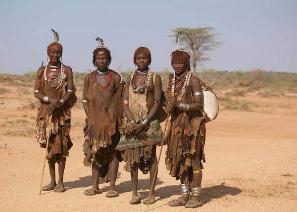 这个原始部落还在实行一夫多妻制,从小到大禁止穿衣,网友:厉害