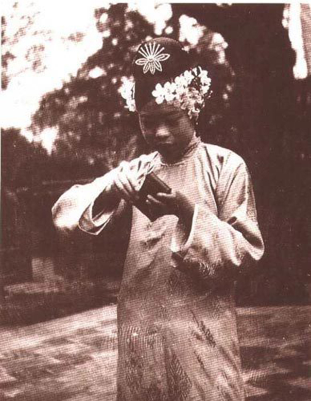 婉容(右四),文秀(左三),溥任(左四)等的合影.