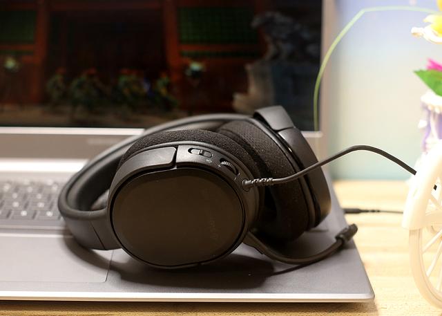 经典设计定位清晰,赛睿寒冰raw游戏耳机