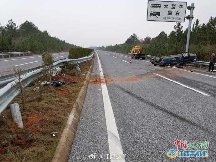 一死两伤 今早昌韶高速发生一起小车撞护栏事故
