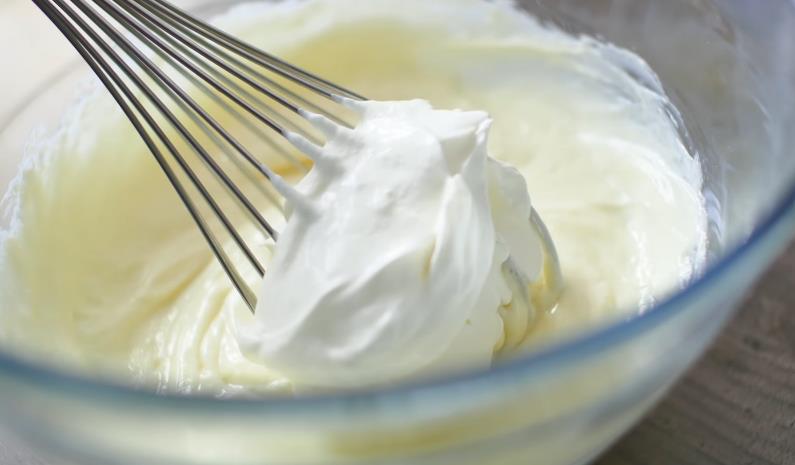 诱人的奶油 再分别加入120克酸奶油和150克重奶油充分搅拌