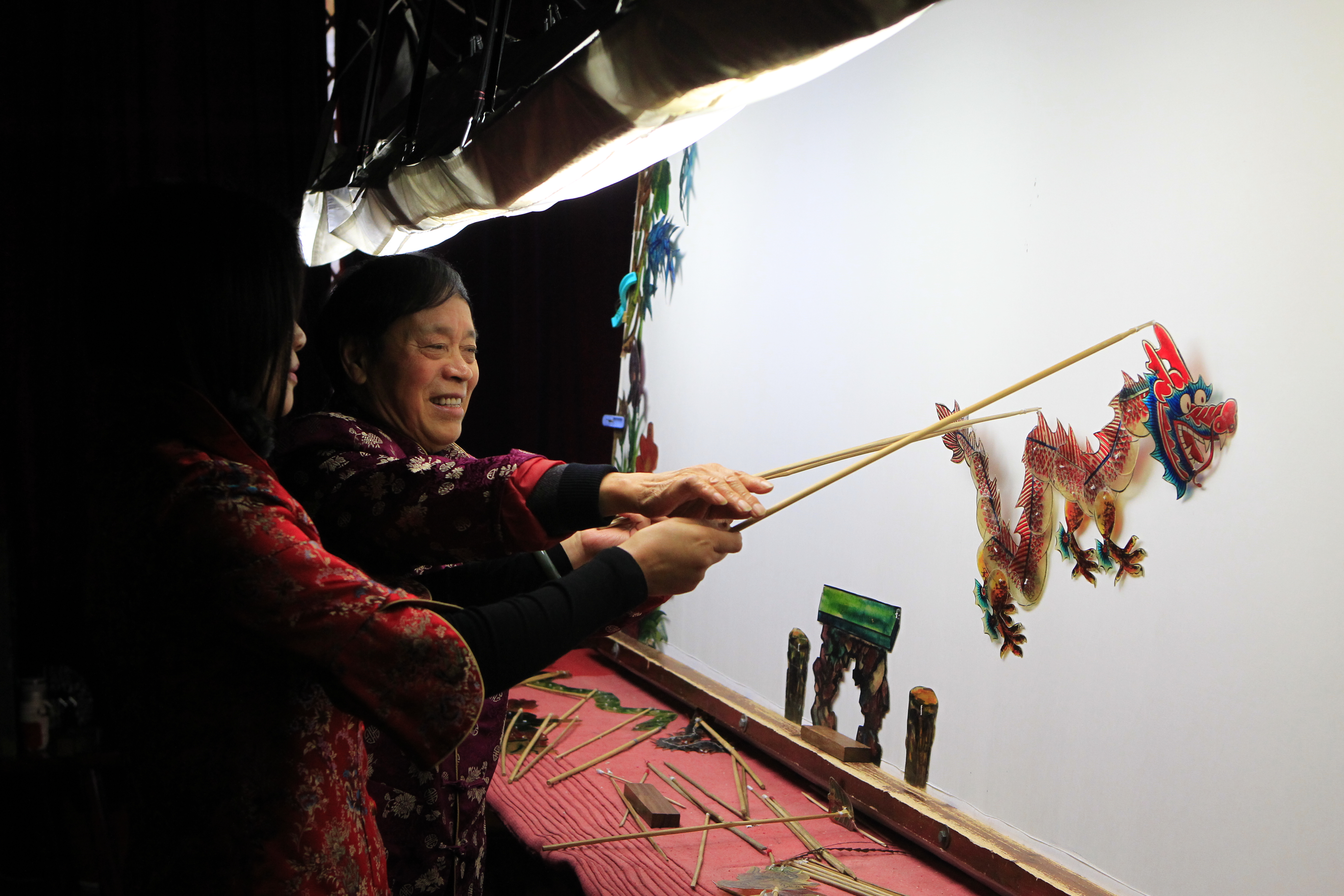 "隔帐陈述千古事,灯下挥舞鼓乐声"——"守艺人"张坤荣的皮影人生(4)