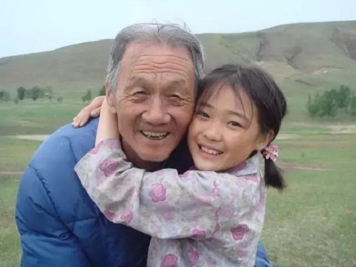 暖春演员演员现状,小花张成大美女,爷爷已经92岁高龄还在演戏!