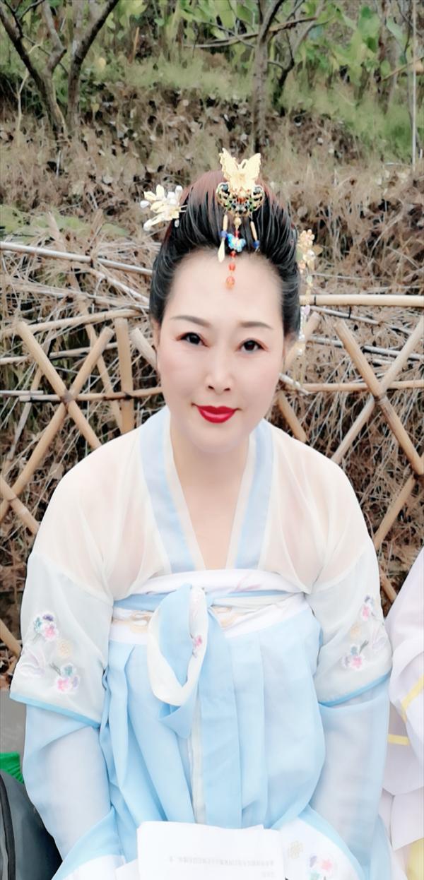 青年演员张茗仪再担制片 网剧《抄袭大王》沐川开机