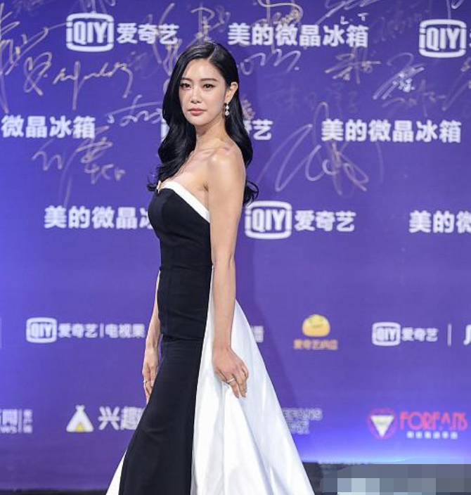 《情圣》女主克拉拉:早期出席活动的她,让我见识了什么是完美!