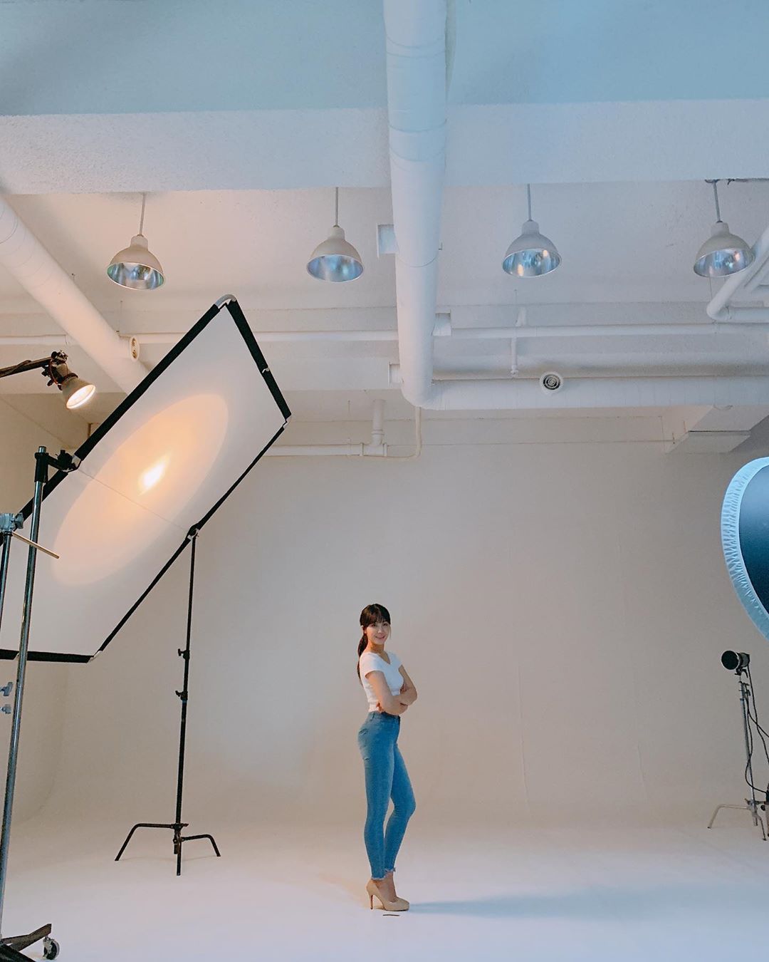 "优越的身材曲线"……郑恩地,白t恤 牛仔裤打造地女神身材